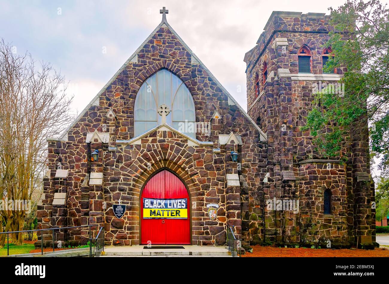 Ein Black Lives Matter-Schild hängt an der Eingangstür der All Saints Episcopal Church in der Government Street, 8. Februar 2021, in Mobile, Alabama. Stockfoto