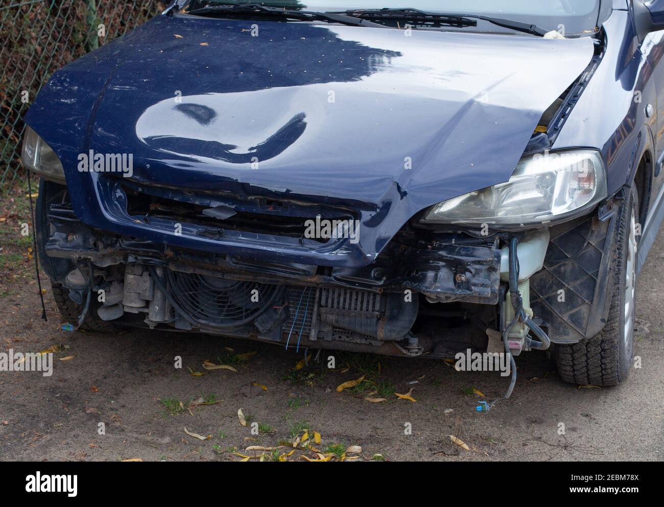 Nahaufnahme einer blau abgestürzten Autofront Stockfoto