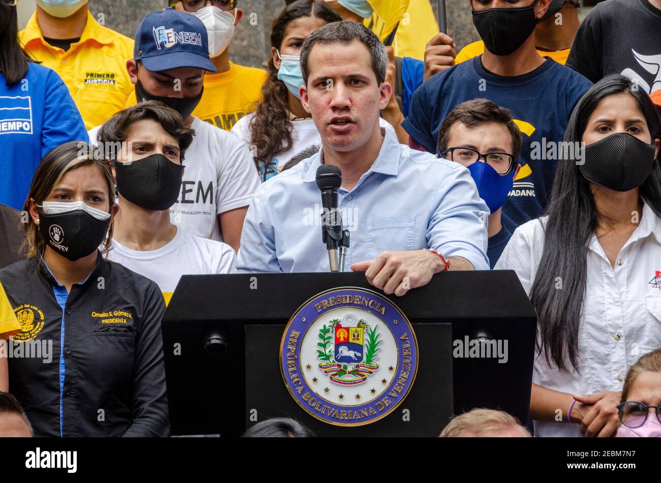 Caracas, Miranda, Venezuela. Februar 2021, 12th. Juan Guaid''', Präsident der venezolanischen Nationalversammlung, und als Präsident für Venezuela anerkannt bei dem Protest von Studenten und Jugendlichen aus den venezolanischen politischen Parteien an diesem Jugendtag im Februar 12 auf dem Bolivar-Platz in Chacao, Caracas. Venezuela. Kredit: Jimmy Villalta/ZUMA Wire/Alamy Live Nachrichten Stockfoto