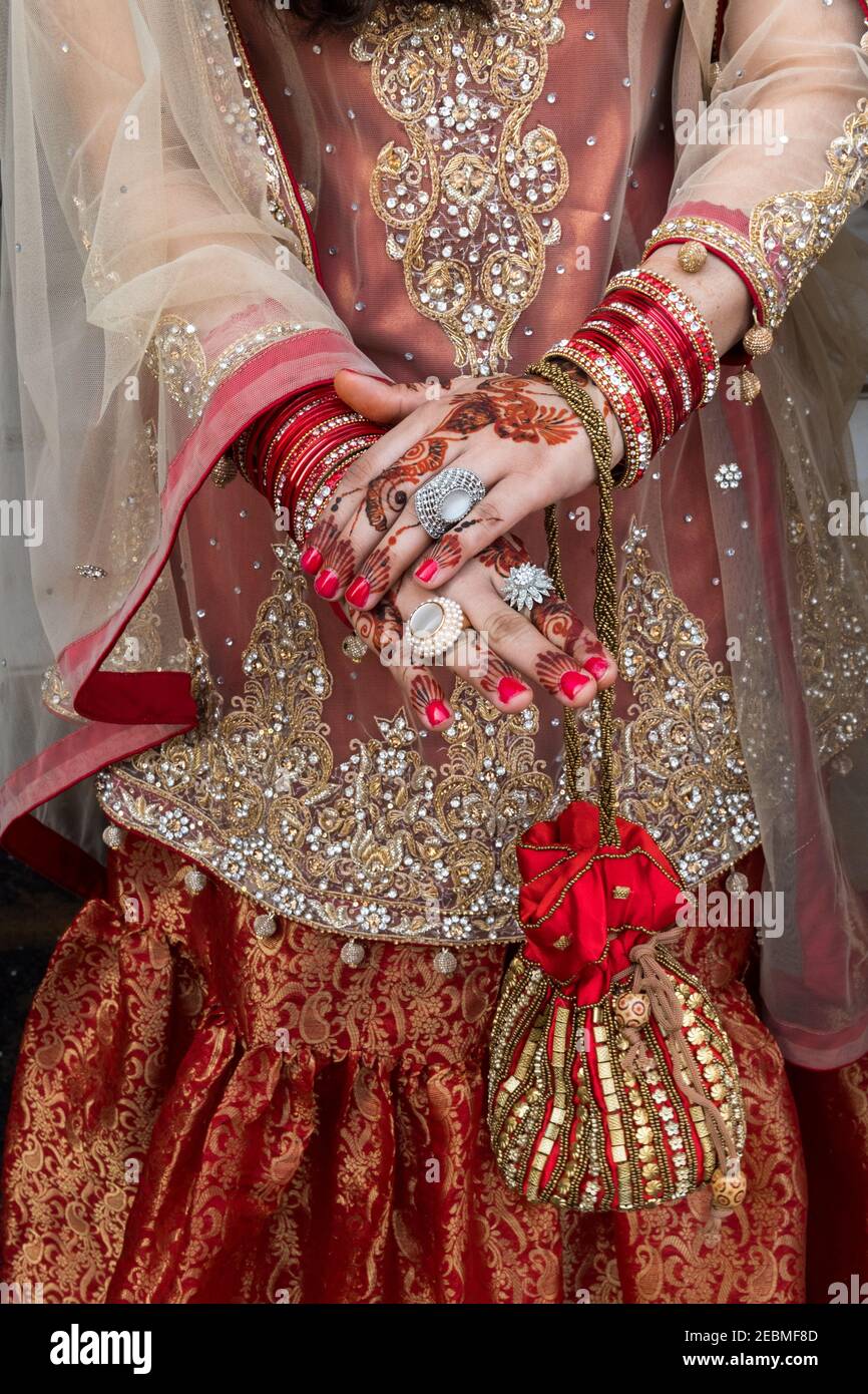 Braut trägt traditionelle Hochzeitskleid posiert in Badshahi Moschee, Lahore, Punjab, Pakistan Stockfoto