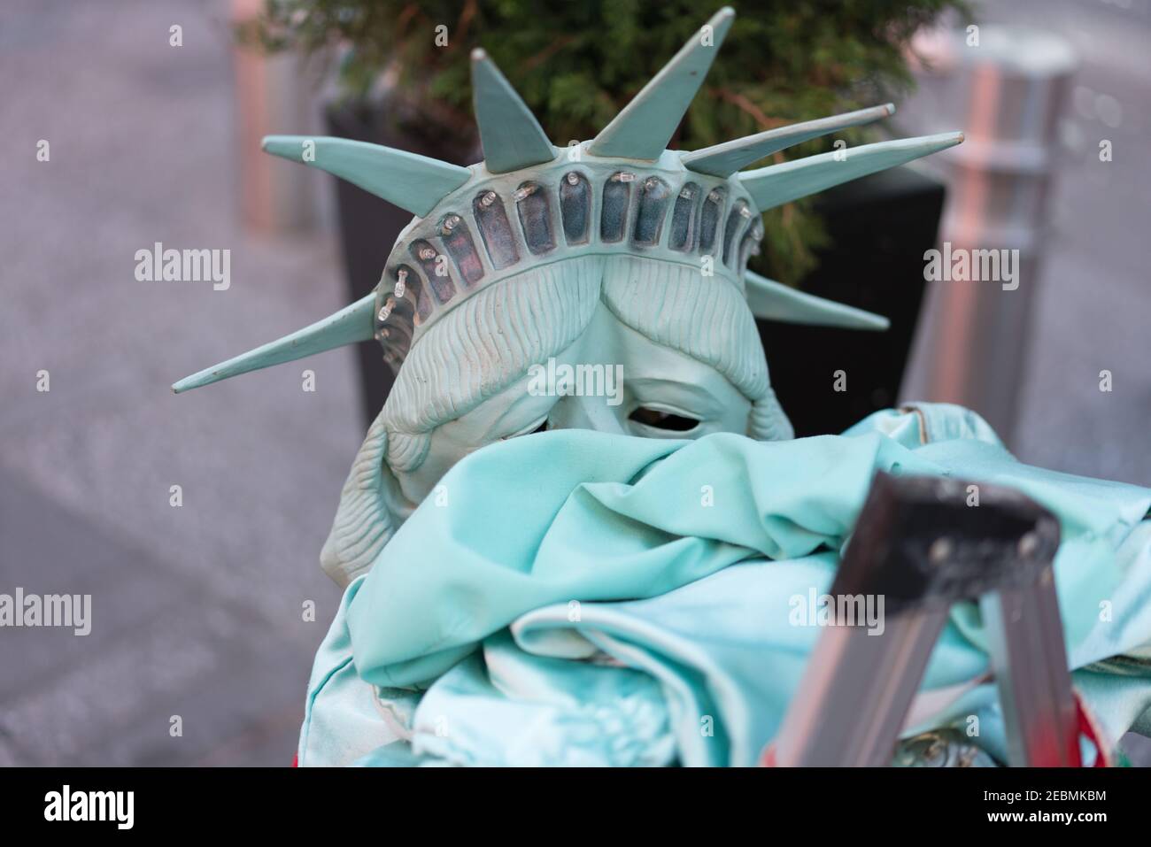 Verknitterte Freiheitsstatue Kostüm am Times Square, New York, USA Stockfoto