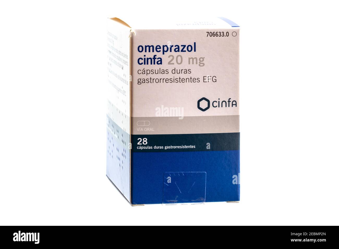 Huelva, Spanien-Februar 12,2021: Spanische Flasche Omeprazol aus Cinfa Lab. Omeprazol wird verwendet, um bestimmte Magen-und Speiseröhre Probleme (wie zu behandeln Stockfoto