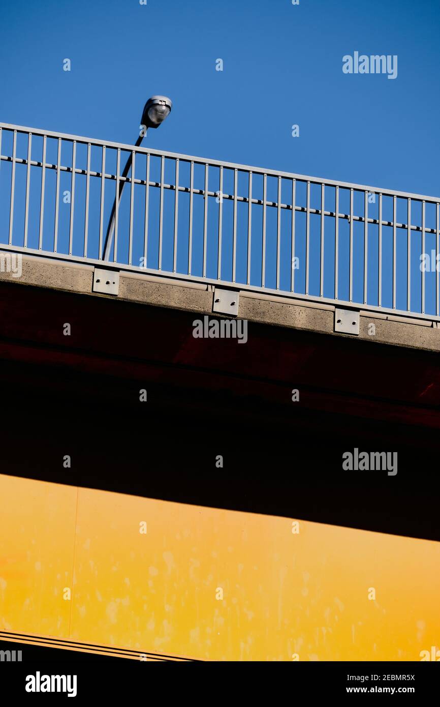 Vertikale Nahaufnahme der Straßenbrücke gelb unter klarem blauen Himmel lackiert. Stockfoto