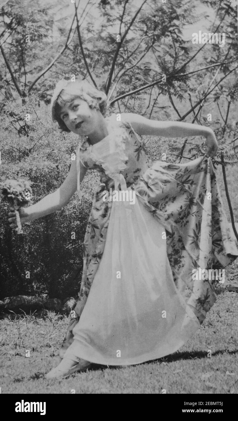 Vintage monochromes Foto von einem hübschen jungen kaukasischen Mädchen in Dressing-Outfit, aus der Edwardian Ära 1920s. Stockfoto