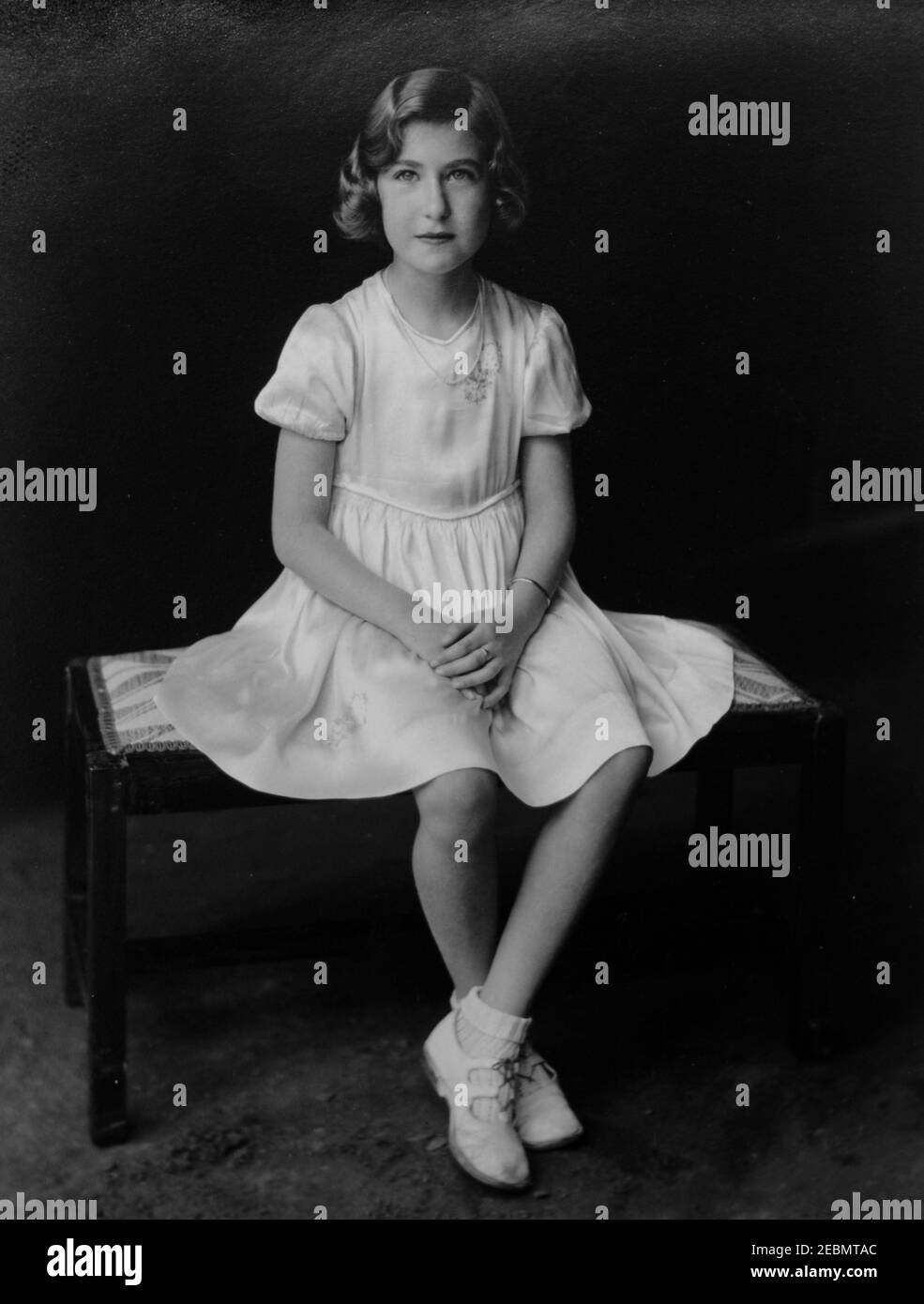 Vintage monochromes Foto von einem hübschen kaukasischen Mädchen in einem weißen Kleid, aus der Edwardianischen Ära 1920s. Stockfoto