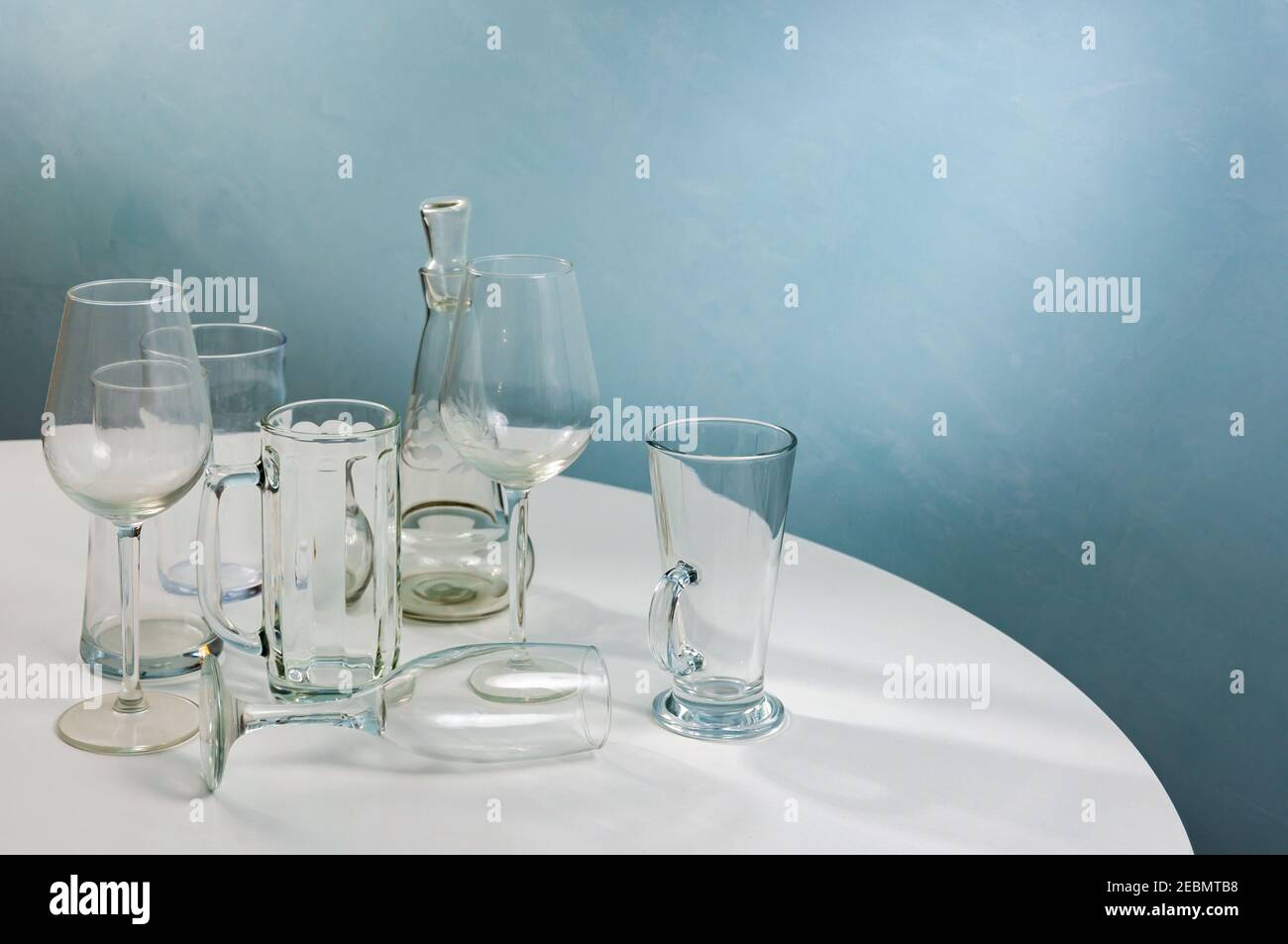 Transparente Glasbarware steht auf einem weißen Tisch. Stockfoto