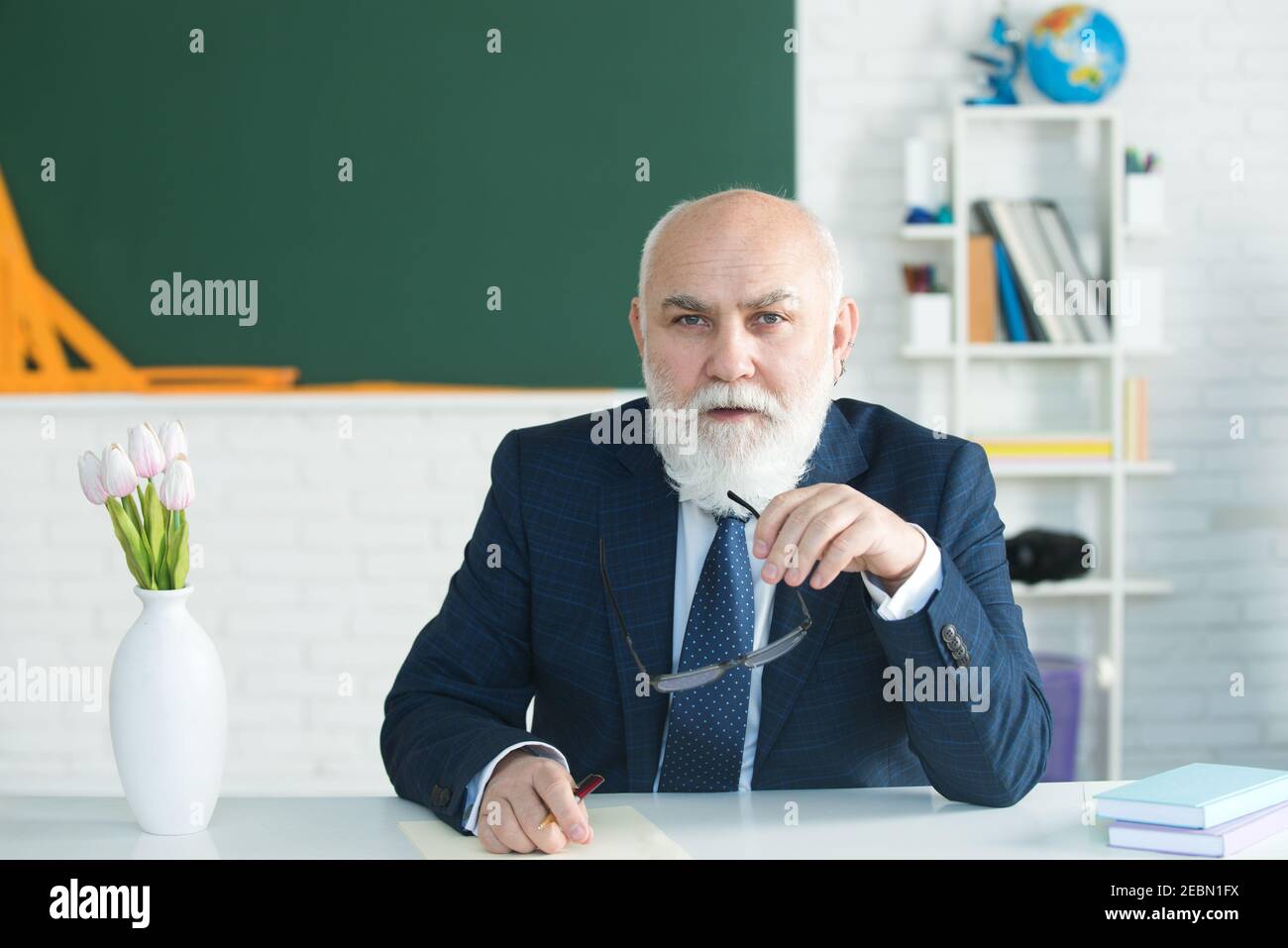 Senior Professor Serious. Lehrer oder College- und Universitätsvorlesung. Zurück zur Schule. Stockfoto