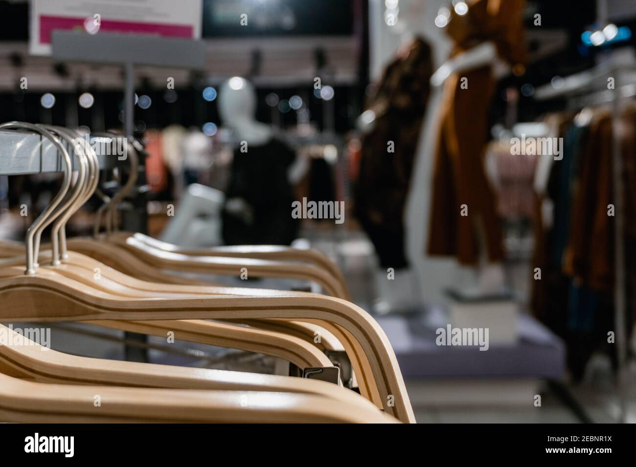 Kleiderhaken hängen an einem Regal aus einem riesigen Bekleidungsgeschäft. Buenos Aires, Falabella Stockfoto