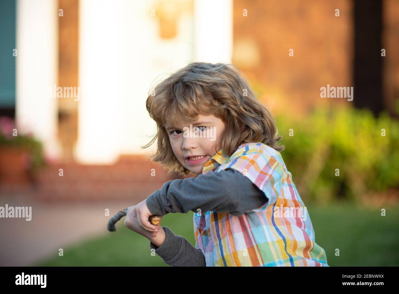 Negative Kinderemotion. Aggression für Kinder. Wütend Junge mit Stock. Anpassung an Kinder. Schläger. Mobbing-Konzept. Nervenzusammenbruch. Stockfoto