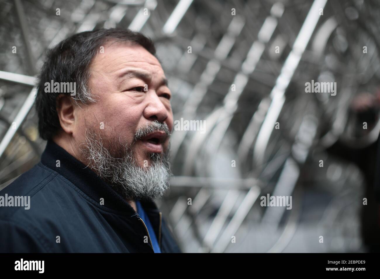 AI Weiwei besucht sein Werk Forever, das als Teil der fünften Ausgabe von Sculpture in the City 2015 in Partnerschaft mit der Royal Academy installiert wurde. Stockfoto