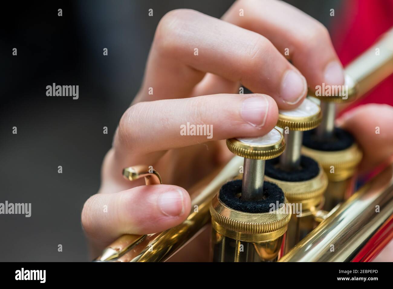 Nahaufnahme eines Kindes, das eine Trompete spielt Stockfoto