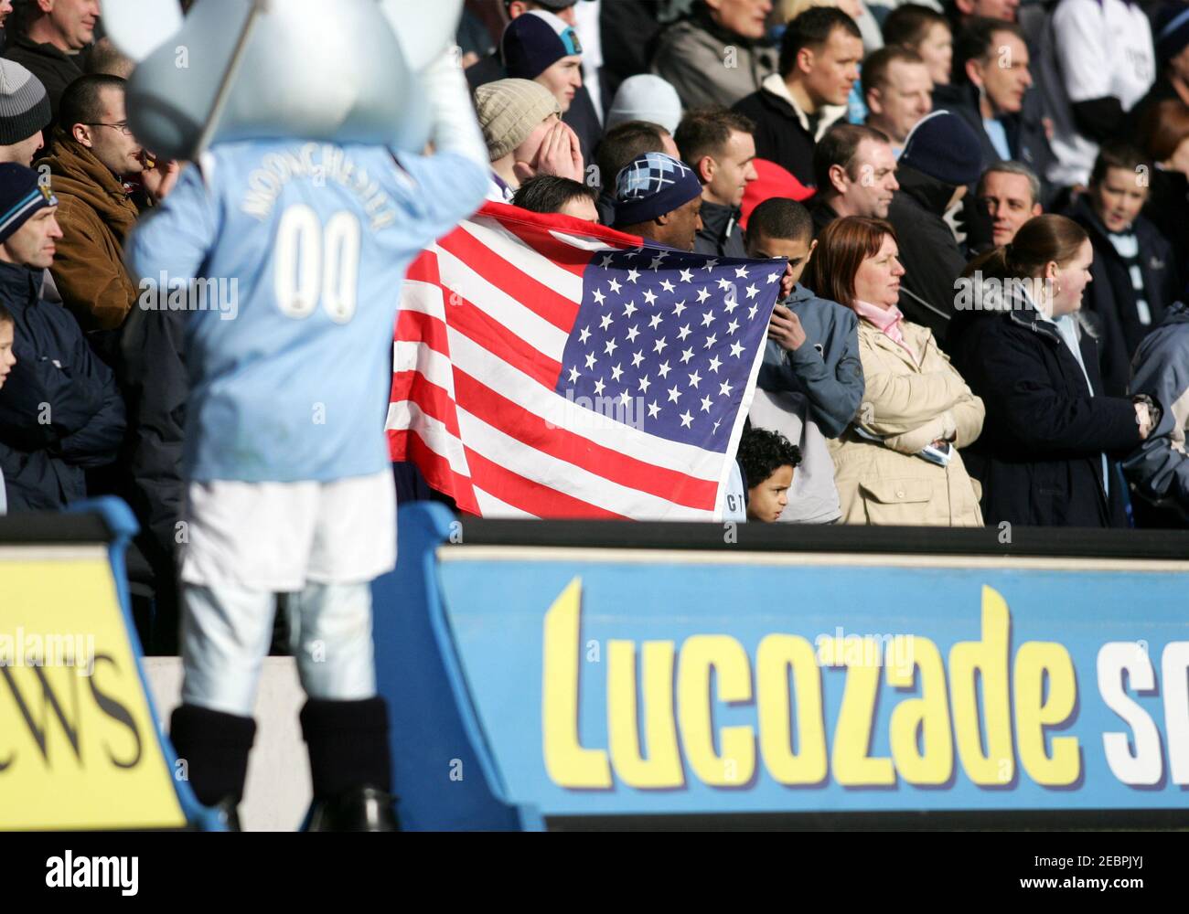 Manchester United 2 in Manchester City. Februar 13 2005. Stadion der Stadt Manchester. Manchester, England. Man. Stadtfans mit USA Flagge. Taunting United f Stockfoto