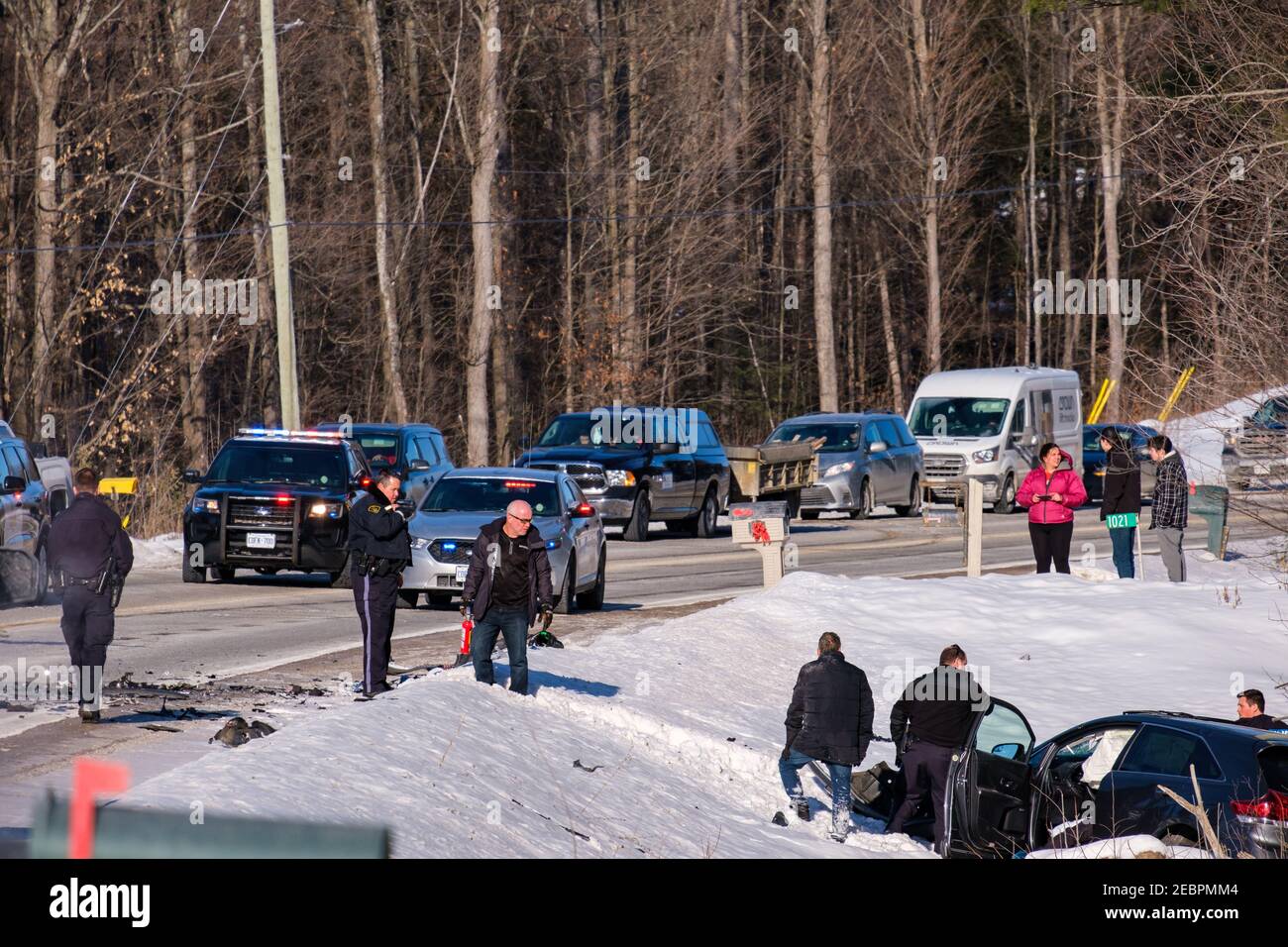 McNab/Braeside, Ontario, Kanada - 12. Februar 2021: Beamte der Ontario Provincial Police (OPP) unterstützen Passagiere und beurteilen die Situation vor Ort Stockfoto