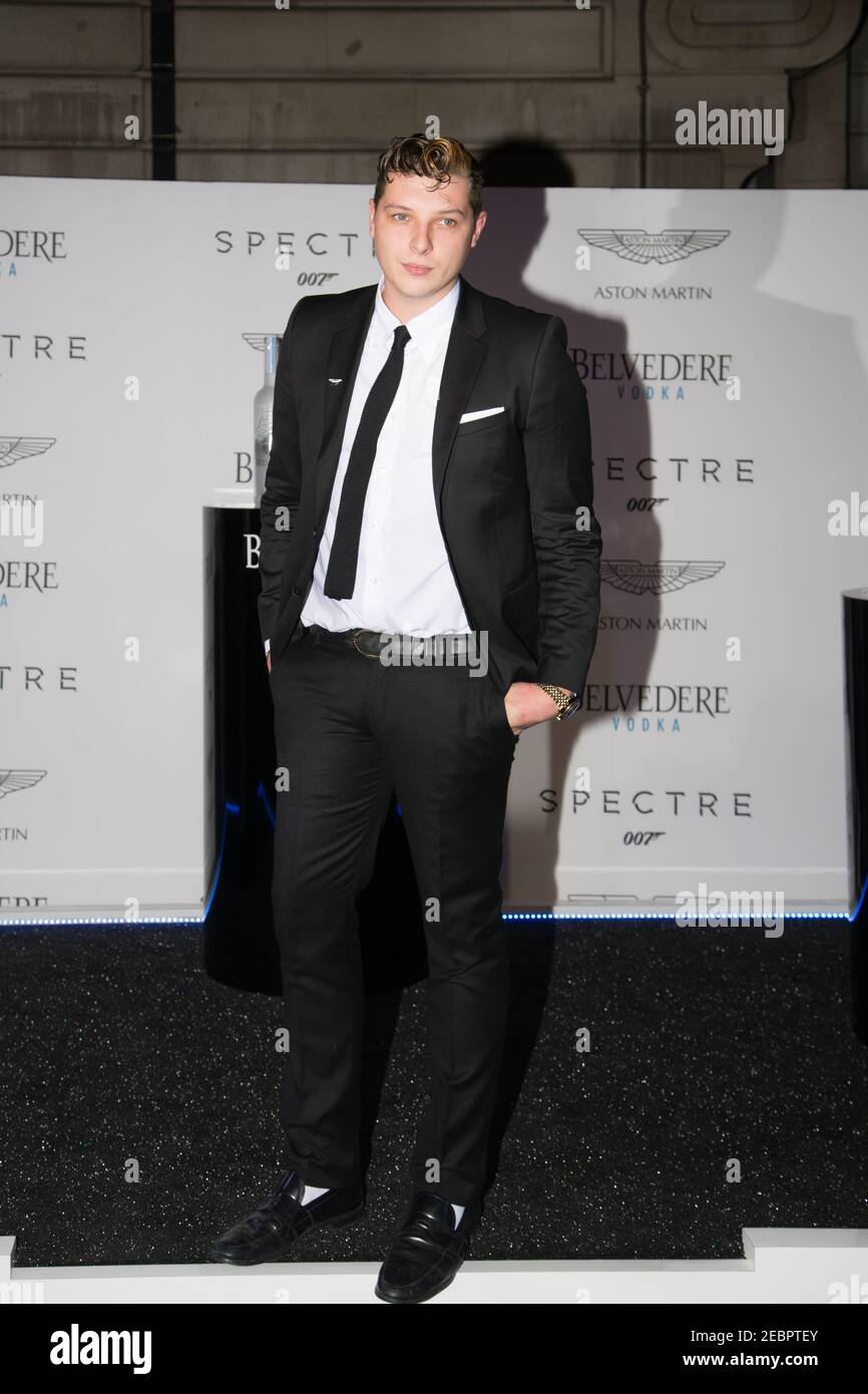John Newman kam zu einer Sonderausstellung von Spectre, dem neuen Bond-Film, am Tag nach seiner Veröffentlichung im Mayfair Curzon in London, gesponsert von Belve Stockfoto