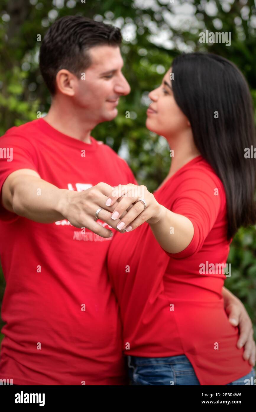 Verlobungsfotos eines heterosexuellen lateinamerikanischen Paares Stockfoto