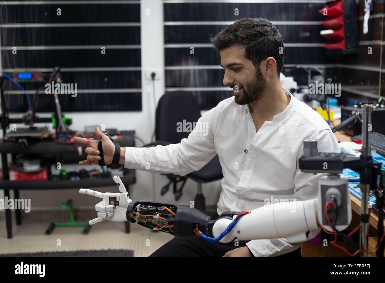 Bethlehem. Februar 2021, 12th. Der Palästinenser Jamal Shakhtor zeigt die Roboterhand, die er am 12. Februar 2021 in seiner Werkstatt in der Stadt Bethlehem im Westjordanland gebaut hat. Shakhtor, 26, baute die Roboterhand als Beginn eines Roboters. Zuvor hat er eine Atemweste und einen umwandelbaren Behindertenstuhl gemacht. Quelle: Luay Sababa/Xinhua/Alamy Live News Stockfoto