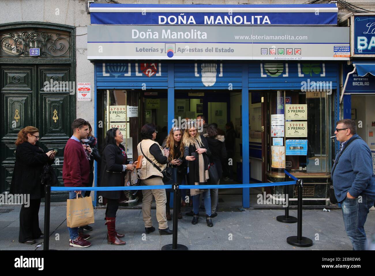 Menschenschlangen im Lotteriegeschäft Dona Manolita in der Nähe der Puerta del Sol im Zentrum von Madrid, berühmt für den Verkauf von Glückspilz für Spaniens große Gäste Stockfoto