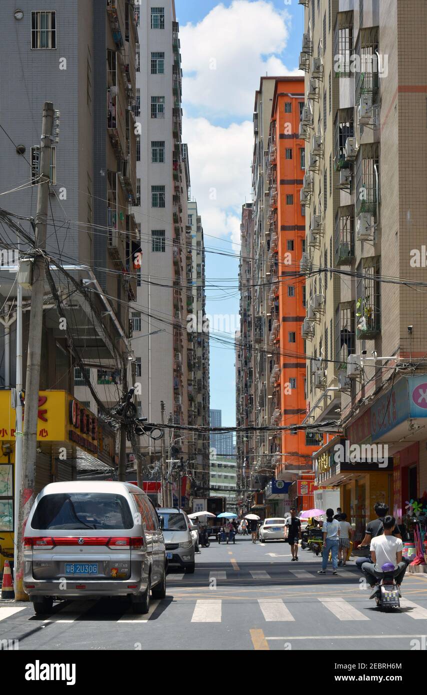 Alltägliche Szene in einer lokalen Gemeinde im Qinghu-Gebiet von Shenzhen, China. Wohnungen und Ratten nisten von Kabeln. Stockfoto