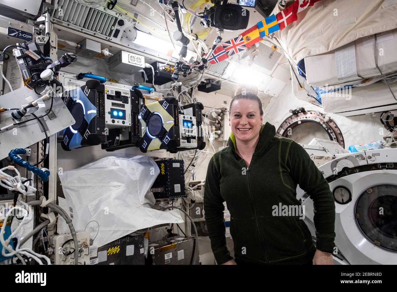 NASA-Astronaut und Expedition 64 Flugingenieurin Kate Rubins posiert mit einem Paar AstroBee-Roboterassistenten im japanischen Kibo-Labormodul an Bord der Internationalen Raumstation am 4. Februar 2021 in Earth Orbit. Die würfelförmigen Roboter in Toastgröße werden auf ihre Fähigkeit getestet, autonom im Orbiting-Labor zu navigieren und zu manövrieren. Stockfoto