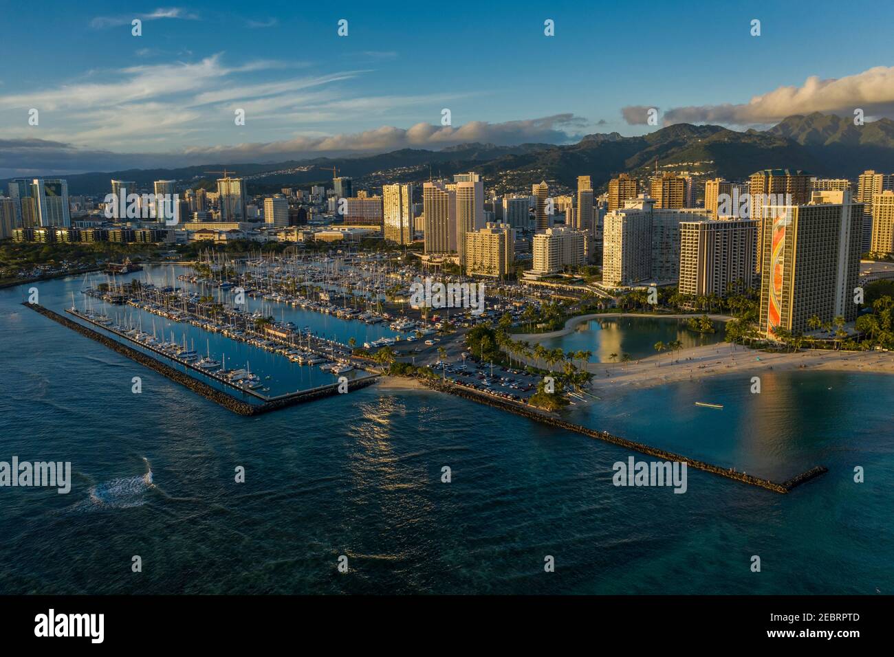 Ala Wai Harbour nad Hotels in der Abenddämmerung, Oahu, Hawaii. Stockfoto
