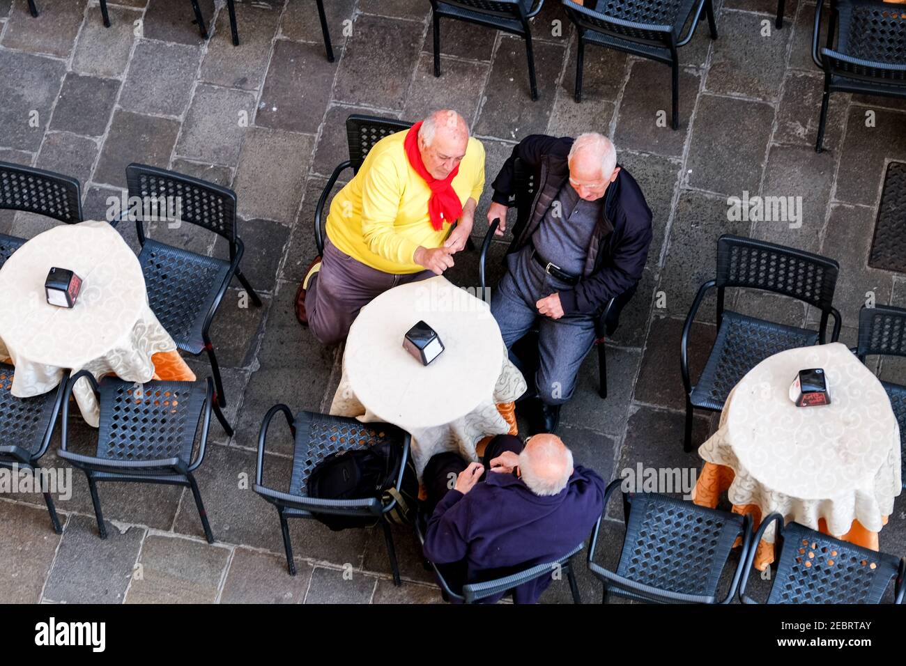 Männer sitzen in einem Café unterhalb des Palazzo della Ragione in Padua Italien Stockfoto