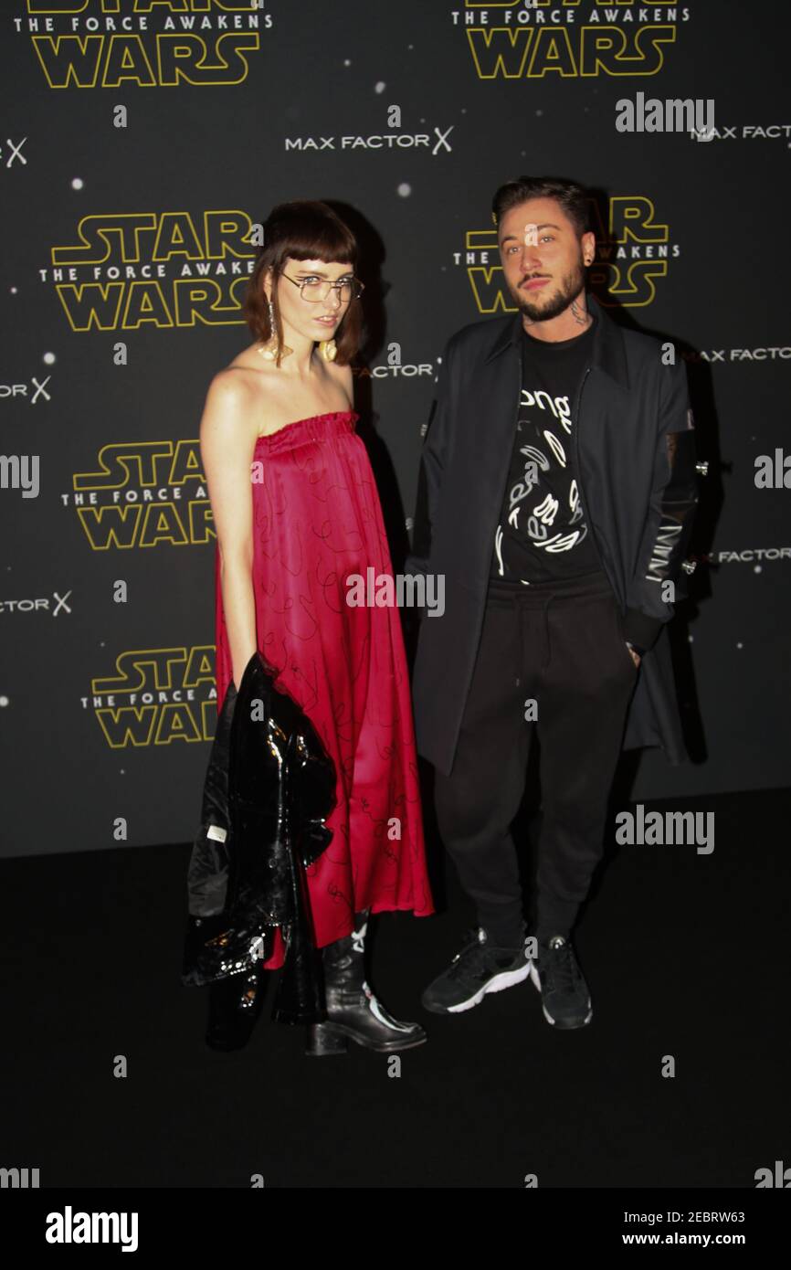 Die Designer Claire Barrow und Nasir Mazhar kommen zur Star Wars: Fashion Finds The Force Präsentation im Old Selfridges Hotel, London. Zehn London Stockfoto