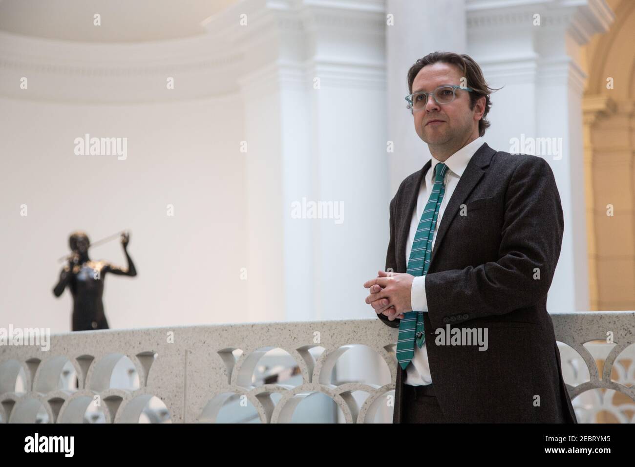 Alex Farquharson, neuer Direktor der Tate Britain posiert für Pressefotos in der Tate Britain Galerie. Alex war zuvor Gründungsdirektor von Nottingham Stockfoto