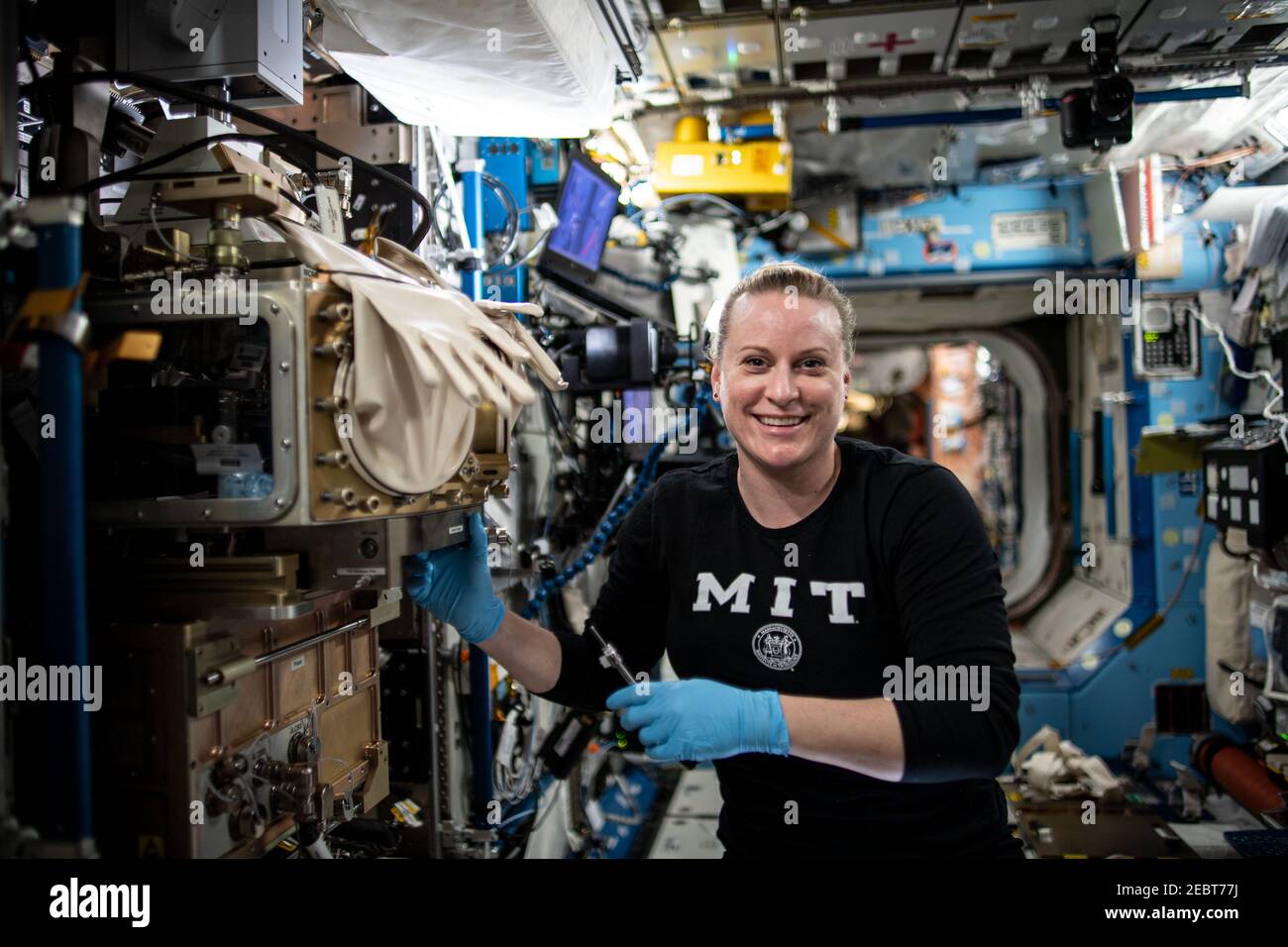 NASA-Astronautin und Expedition 64 Flugingenieurin Kate Rubins richtet die ACE-T-Ellipsoiden-Studie im Lichtmikroskopiemodul an Bord der Internationalen Raumstation am 14. Januar 2021 in Earth Orbit ein. Die Untersuchung entwirft und montiert komplexe dreidimensionale Kolloide – kleine Partikel, die in einem flüssigen Medium suspendiert werden – und steuert die Dichte und das Verhalten der Partikel mit der Temperatur. Stockfoto