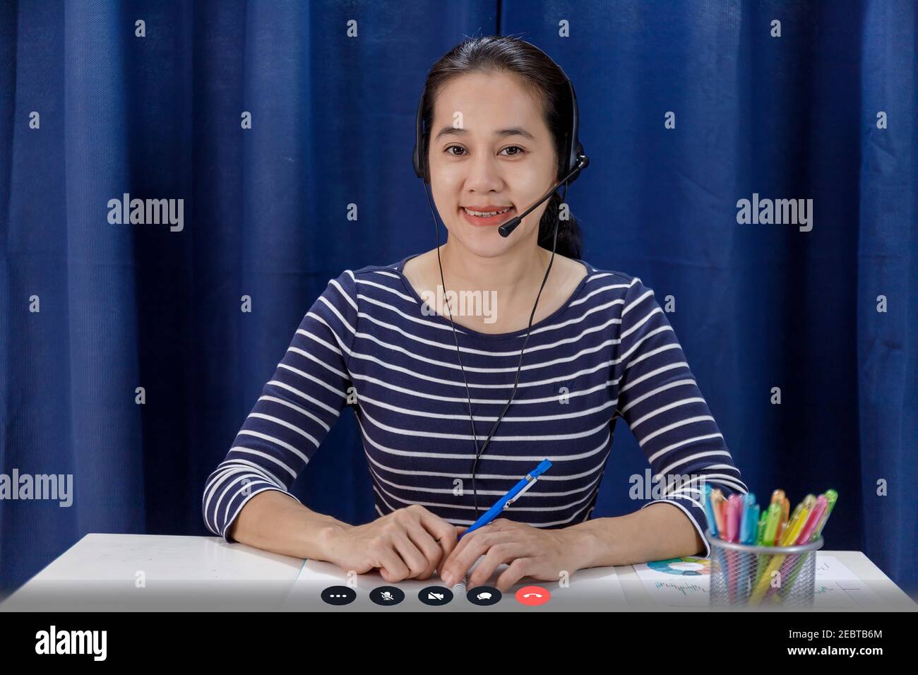 Bildschirm mit Geschäftsfrauen sitzen am Schreibtisch und sprechen mit dem Geschäft Kollege via Internet zeigt eine Grafik mit der Dynamik von Wirtschaftswachstum und Analyse mit Stockfoto