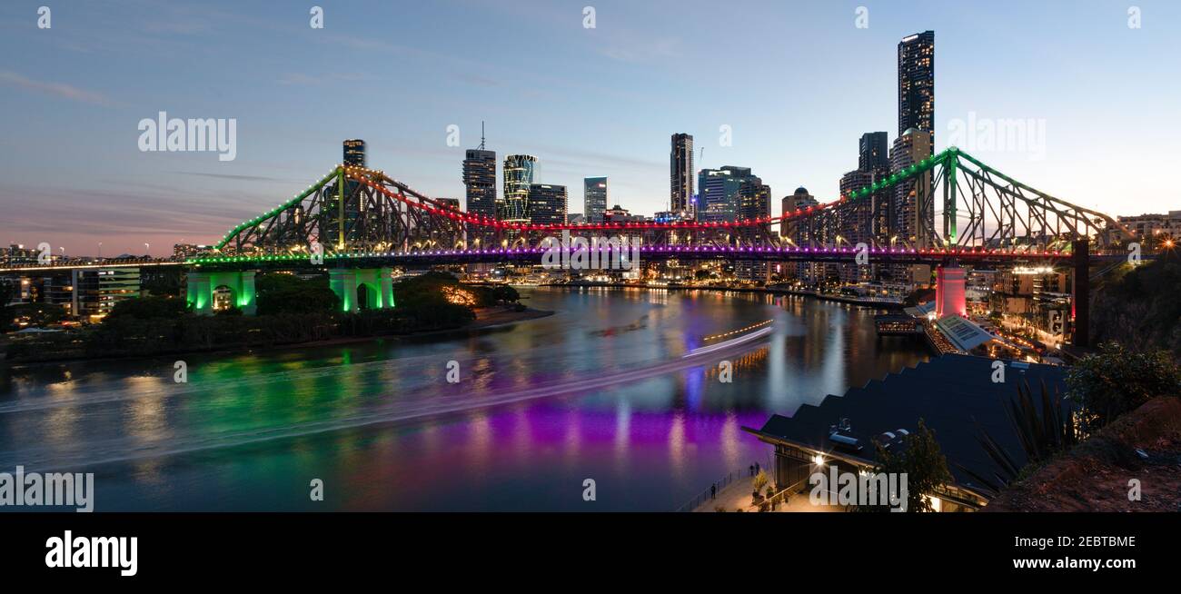 Die Story Bridge ist eine denkmalgeschützte Stahlbrücke, die den Brisbane River überspannt und den Verkehr von Fahrzeugen, Fahrrädern und Fußgängern transportiert Stockfoto