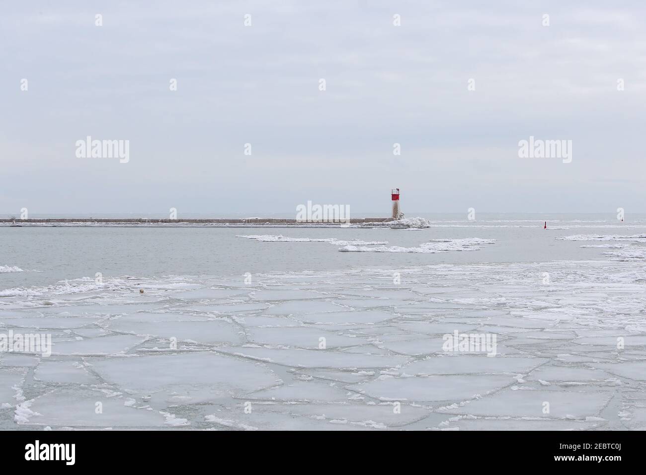 Feb 12 2021 Port Stanley Ontario Kanada. Lake Erie mit Eisschild schwimmt im Wasser am Pier. Luke Durda/Alamy Stockfoto