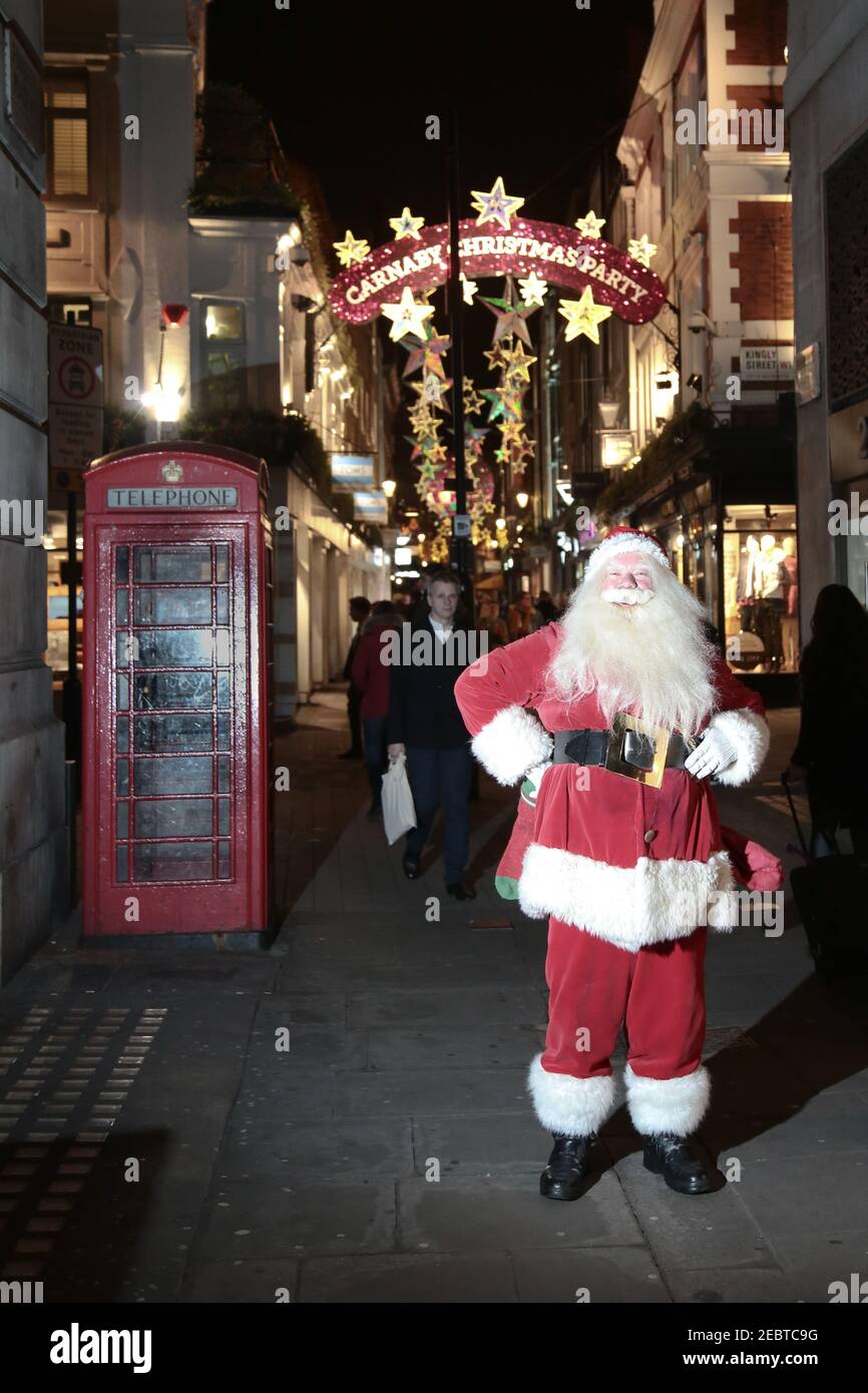 Ein traditioneller weihnachtsmann in der Nähe der Carnaby Street in London. Auf die Frage, für welche Wohltätigkeit er sich einsammelte, antwortete er: "Eine sehr gute Sache. Santa Ursache.' Von A Stockfoto