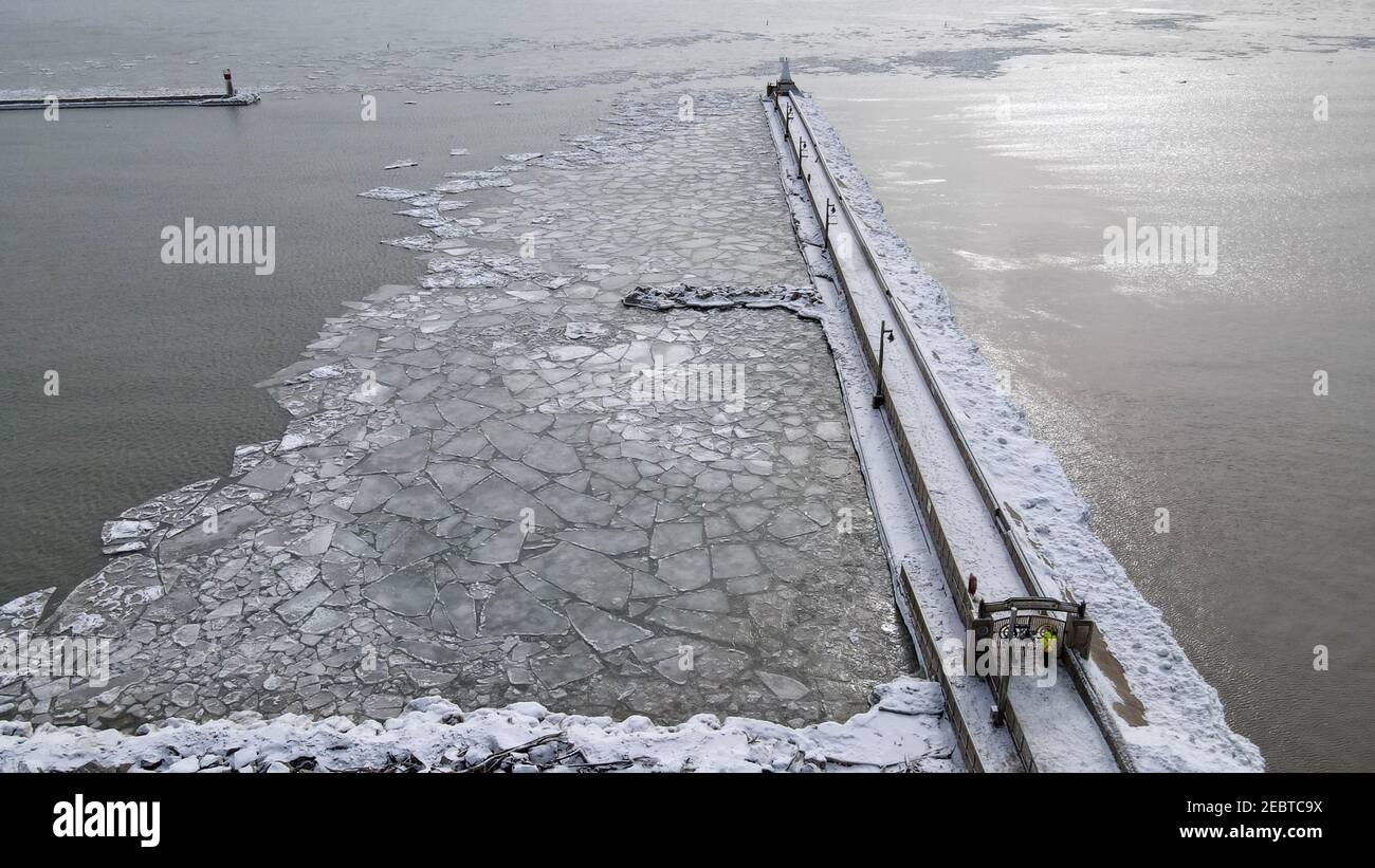 Feb 12 2021 Port Stanley Ontario Kanada. Luftaufnahme des Pier im Winter. Luke Durda/Alamy Stockfoto