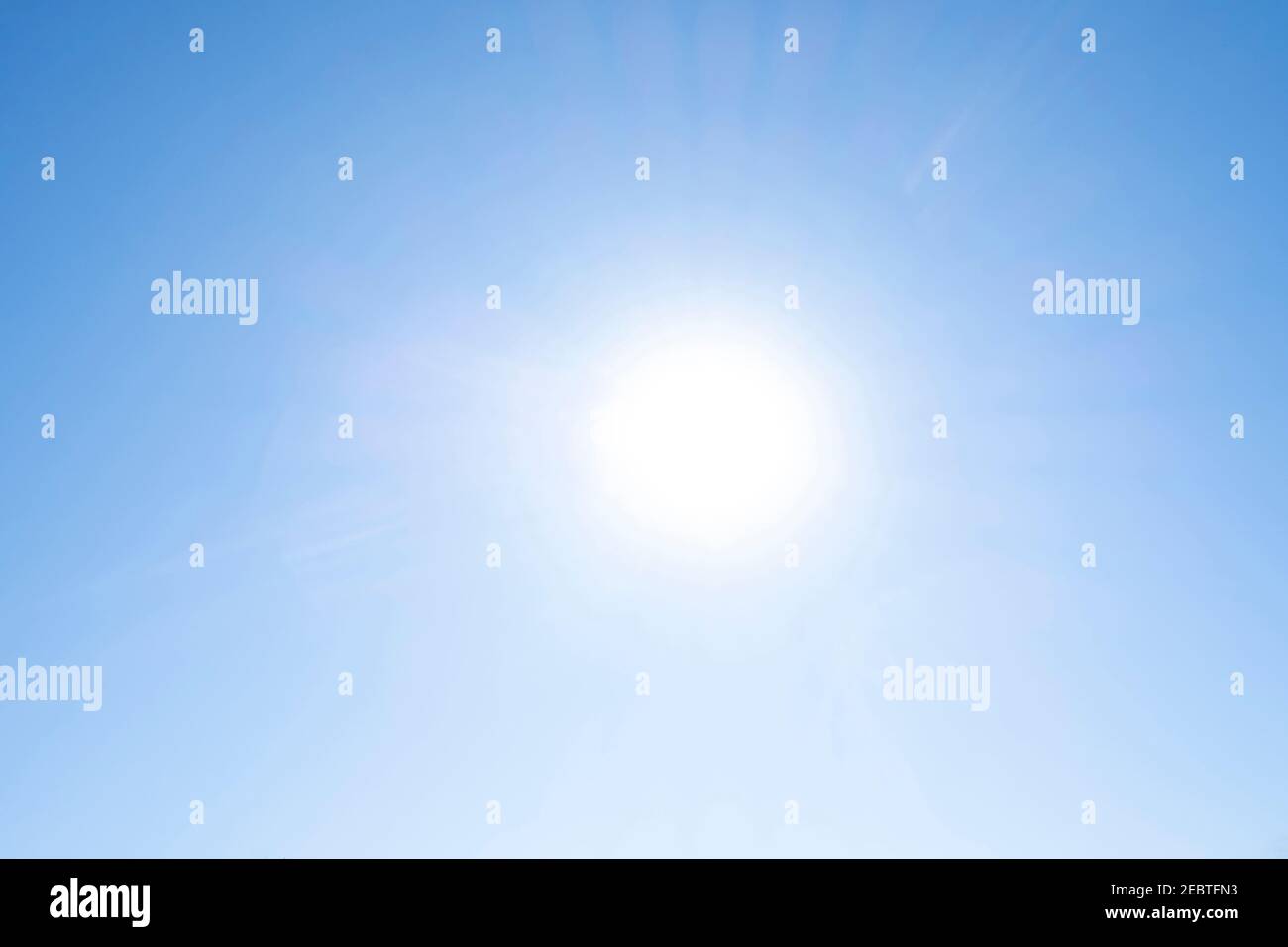 Sonne am blauen Himmel Stockfoto