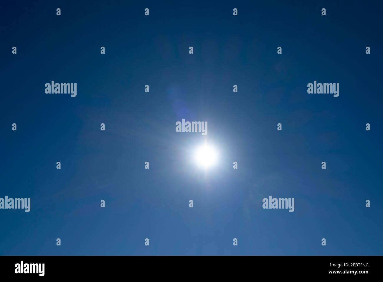 Sonne am blauen Himmel Stockfoto