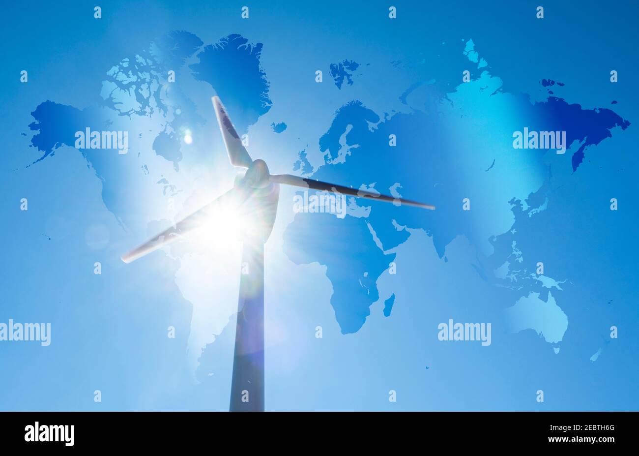Windturbine gegen blauen Himmel und Sonne mit Weltkarte Im Hintergrund Stockfoto