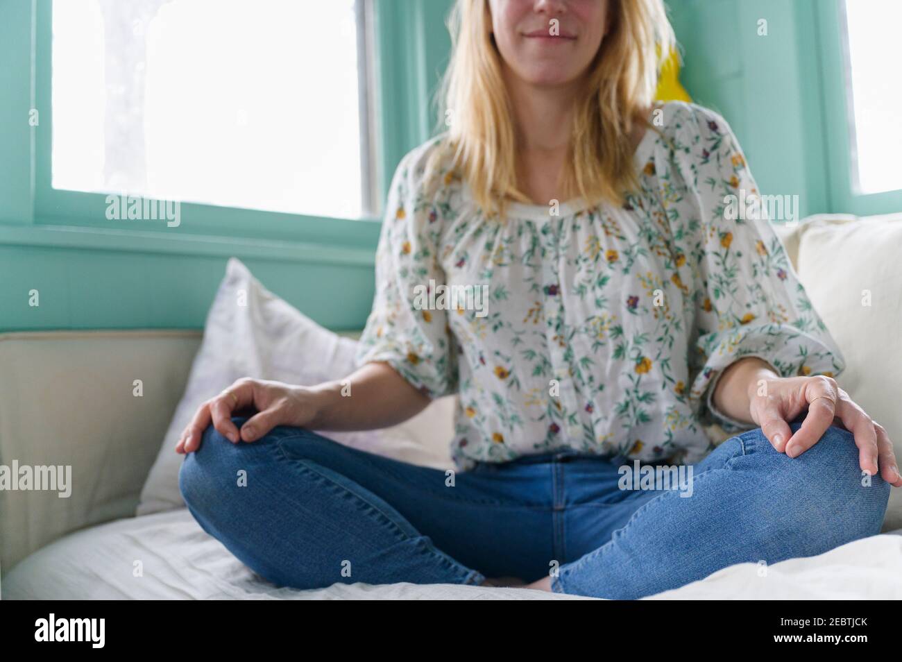 Frau sitzt auf dem Bett Stockfoto