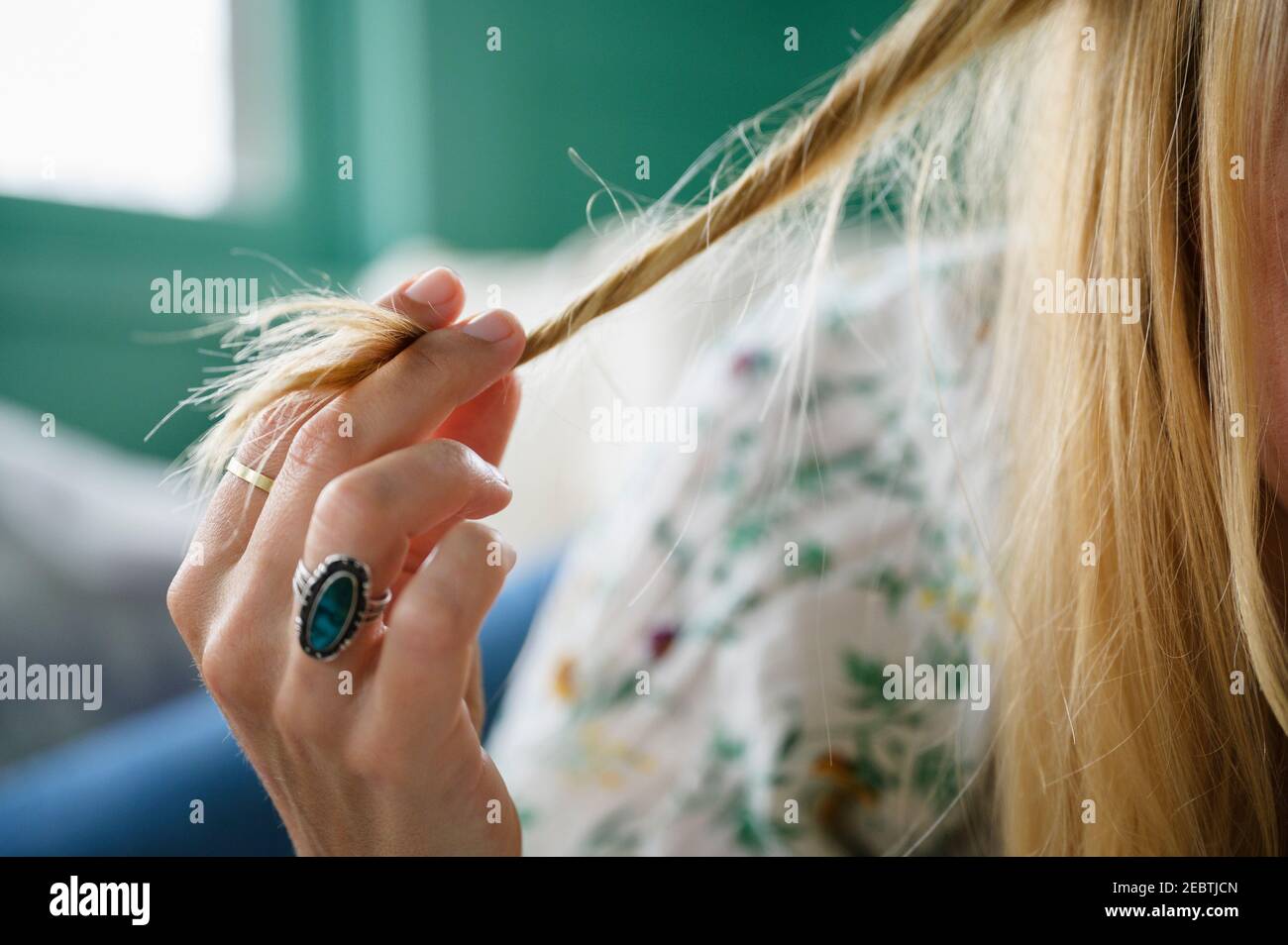 Frau berührt ihre Haare, Nahaufnahme Stockfoto