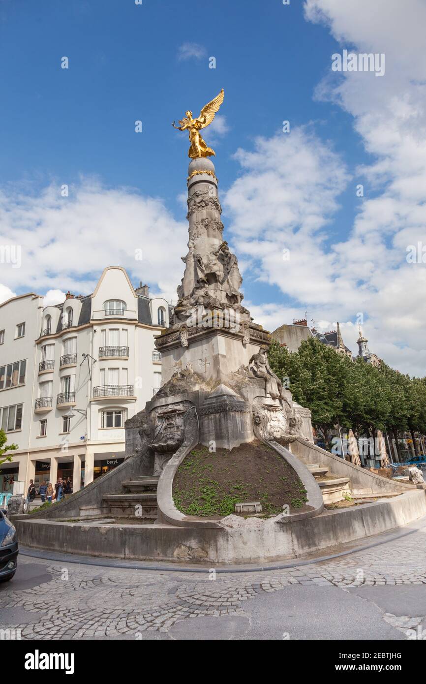 Die 13th-Jahrhundert Reims oder Rheims Kathedrale von Notre-Dame, stark beschädigt während des Ersten Weltkriegs, aber bewundernswert restauriert, zählt zu den schönsten Stockfoto Die 13th-Jahrhundert Reims oder Rheims Kathedrale von Notre-Dame, stark beschädigt während des Ersten Weltkriegs, aber bewundernswert restauriert, zählt zu den schönsten Stockfoto