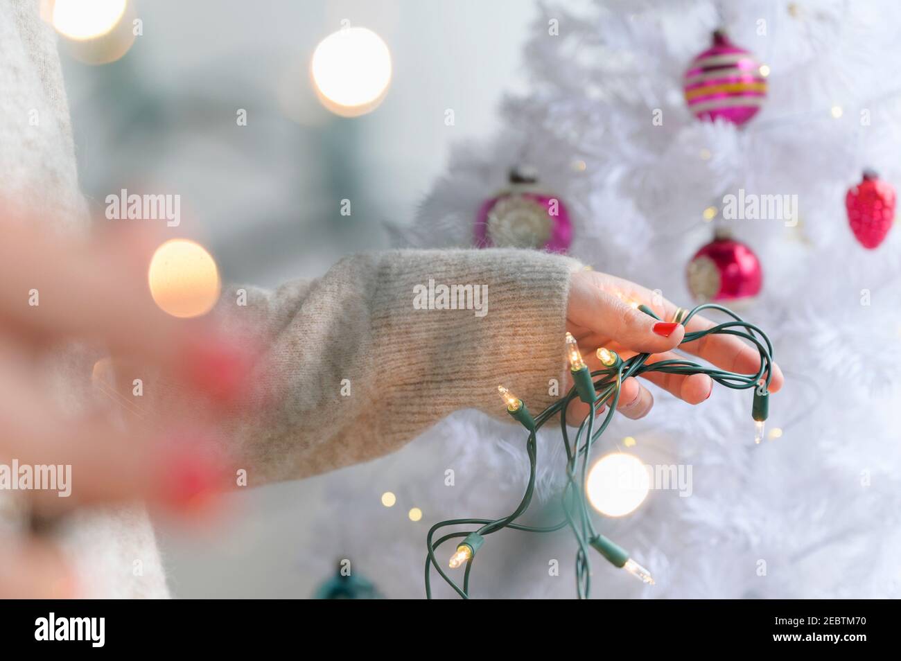 Frau bereitet sich auf Weihnachtsbaum schmücken Stockfoto