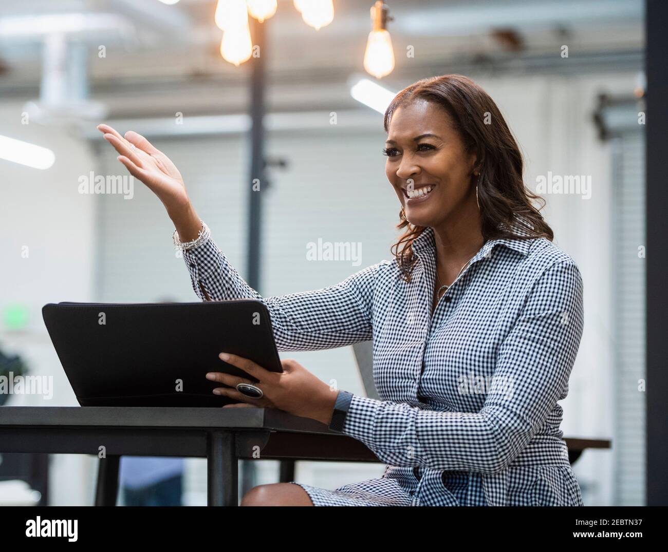 Business-Frau mit Laptop im Büro Stockfoto