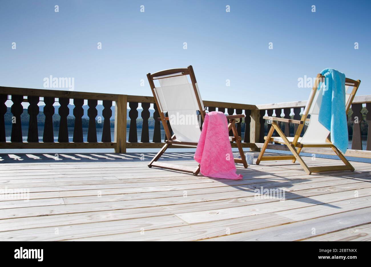 USA, New York, Lake Placid, Leinenstühle auf der Terrasse mit Blick auf den See Stockfoto