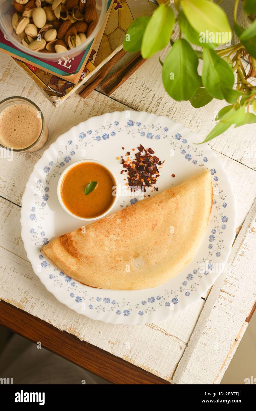 Dosa , Dosai, Ghee Braten, Tomate Coconut Chutney sambar beliebte südindische Frühstück, Kerala, Tamil Nadu Indien. Draufsicht auf Masala Dosa Kerala Break Stockfoto