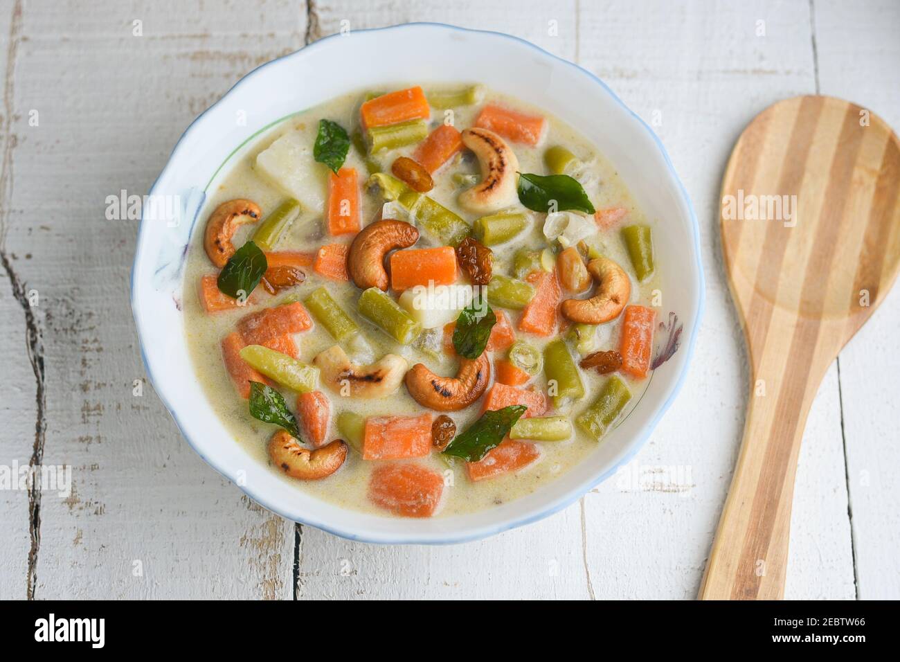 Hammeleintopf, Hühnereintopf als Beilage für Appam, Brot, Kerala-Frühstück. Indisches Essen. Christian Weihnachten Essen Frau Hand nehmen würzigen Curry Stockfoto