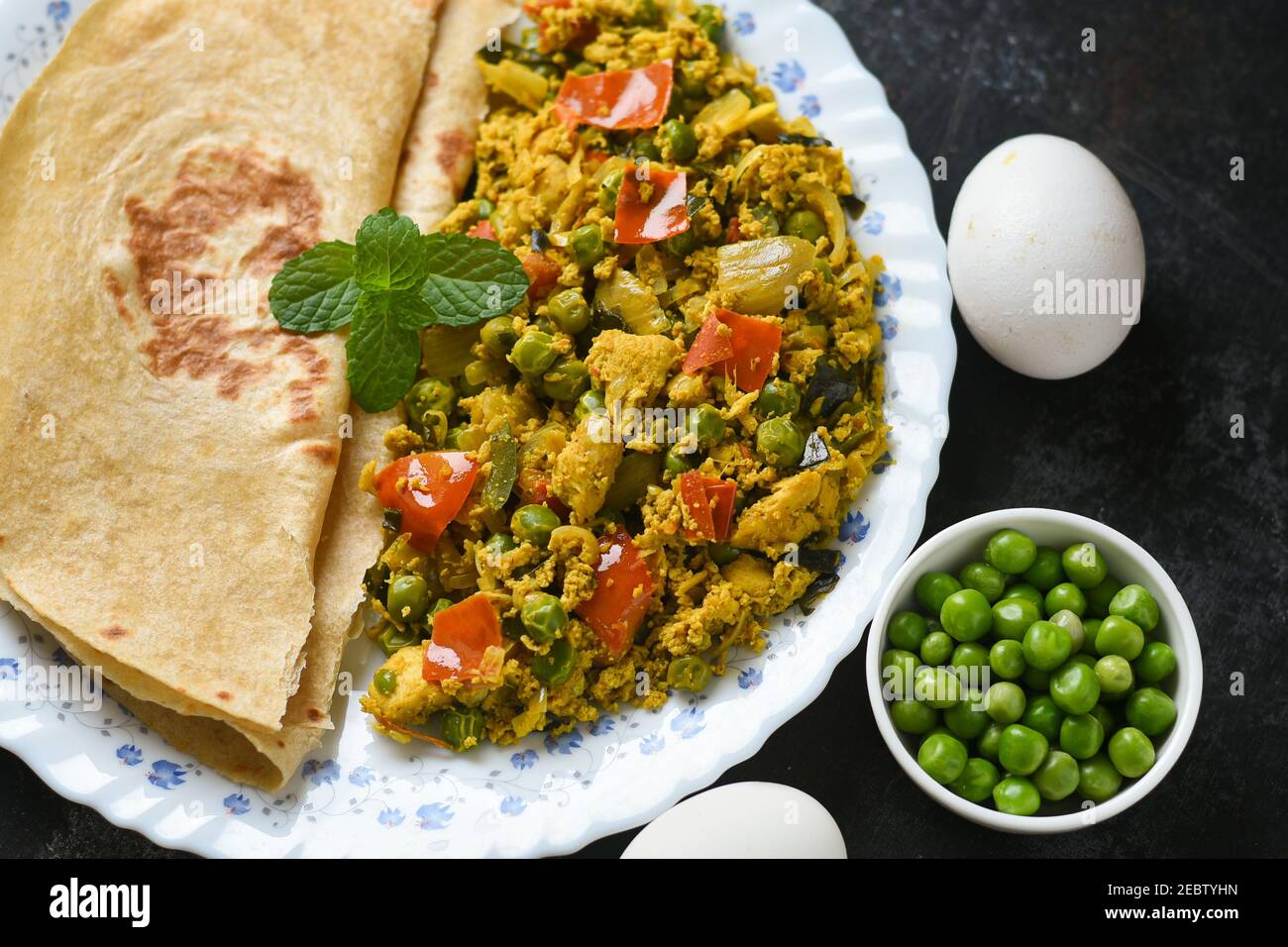 Würziges Ei bhurji mit Chapati, Roti, Rührei mit indischem Fladenbrot Paratha, grüne Erbsen Linsen, eiweißreiches Frühstück Essen Delhi Indien. Masala Stockfoto