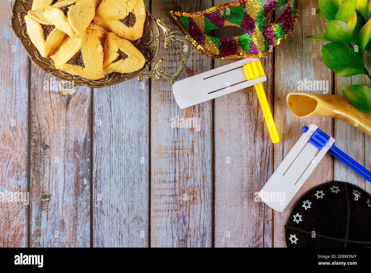 Hamans Ohren cookies Krachmacher und Maske für Purim Feier jüdische Feiertag Karneval Stockfoto