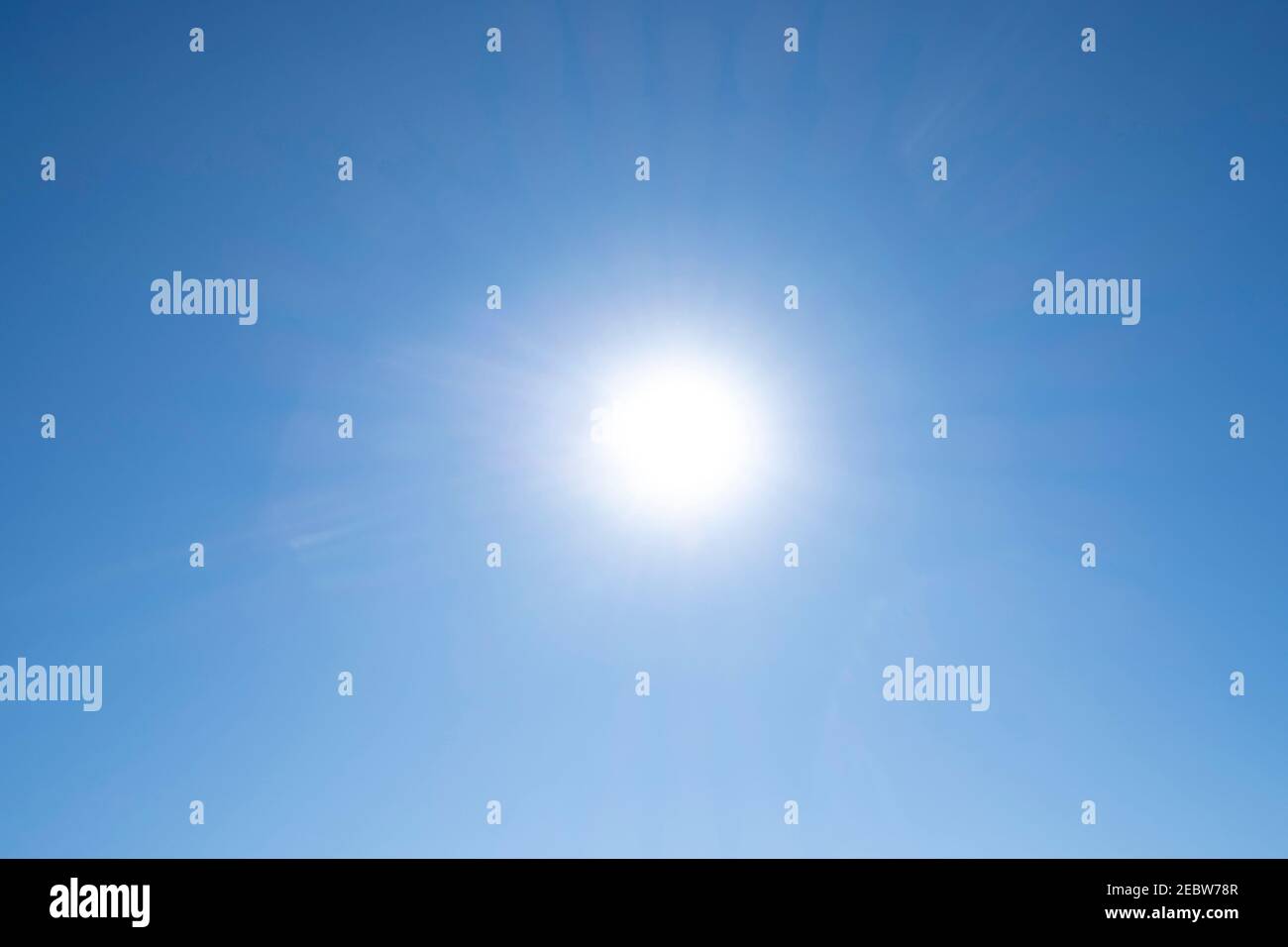 Sonne am blauen Himmel Stockfoto