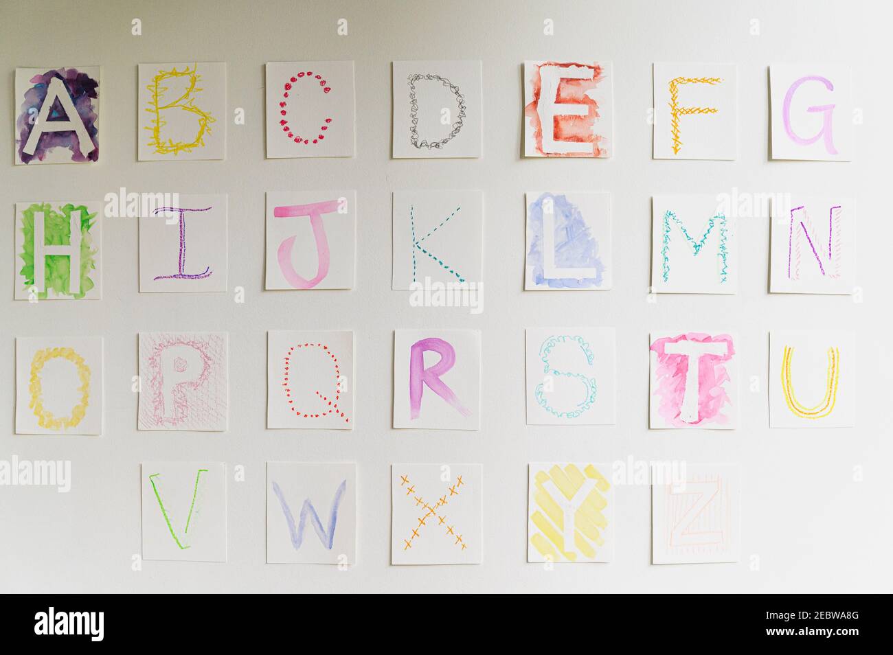 Hausgemachtes Alphabet an der Wand Stockfoto
