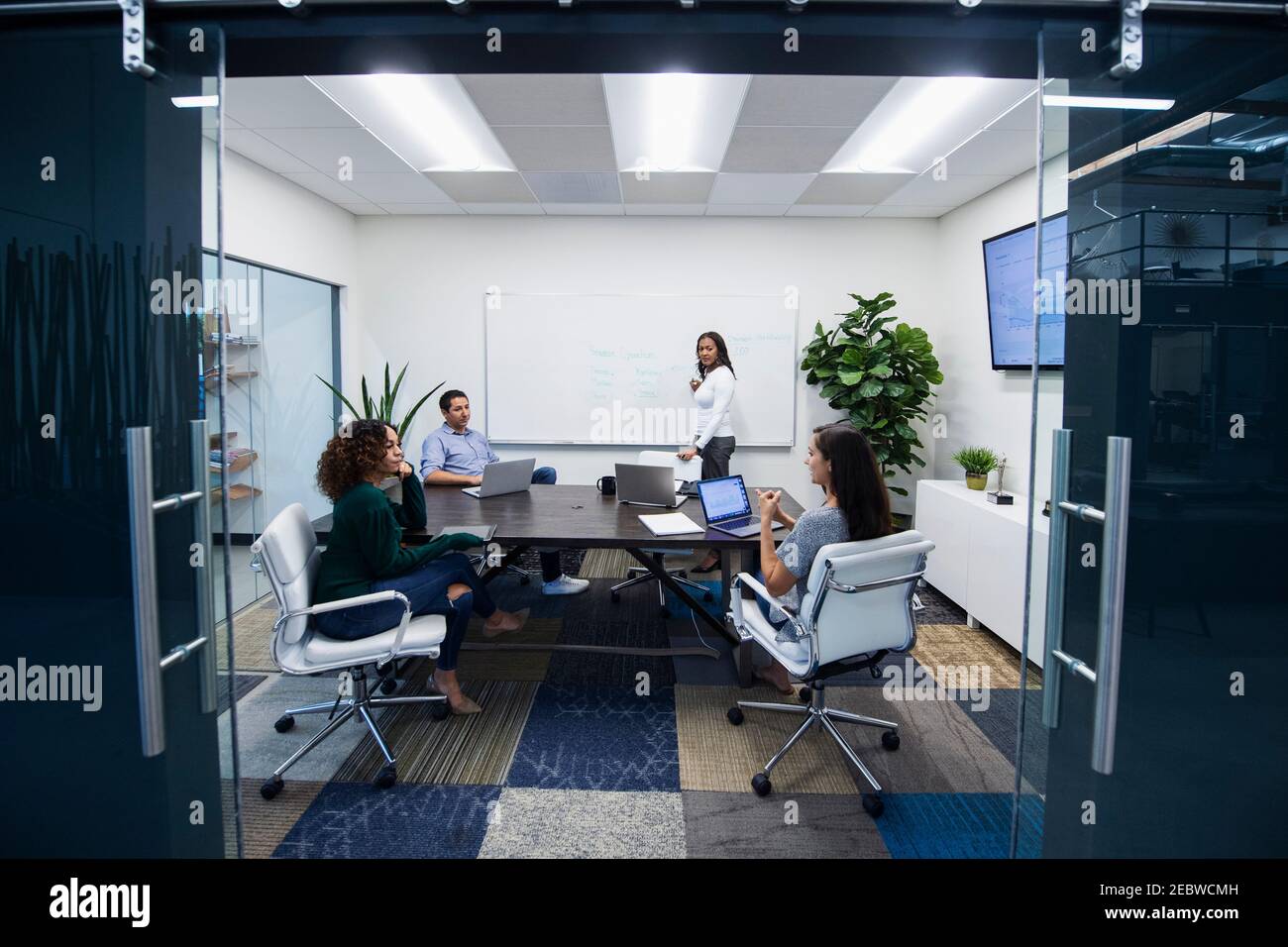 Geschäftsleute im Gespräch im Büro Stockfoto
