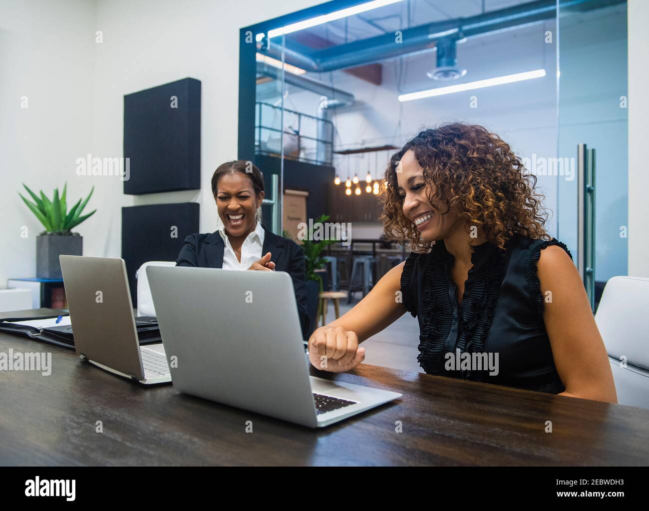 Geschäftsfrauen, die im Büro Laptops verwenden Stockfoto